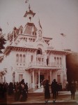Pavillon avec M. et Mme J. Sibaud – Exposition 1900